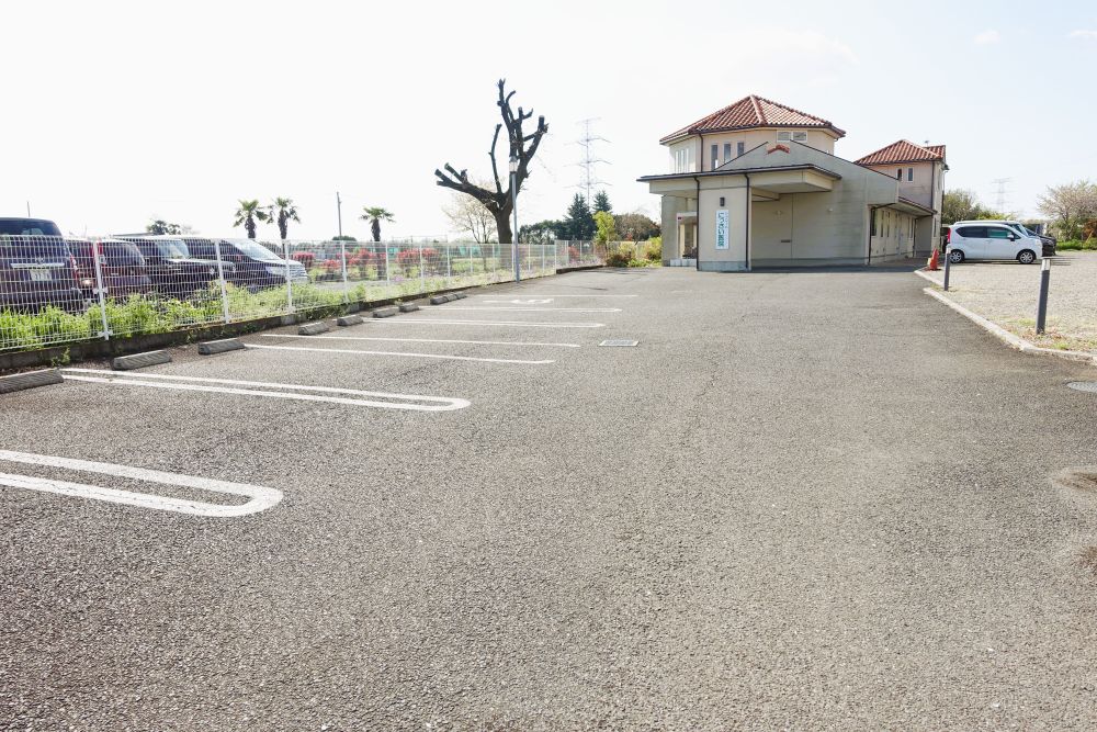 埼玉県坂戸市、シャロームにっさい医院。広々とした、20台駐車可能の医院駐車場。